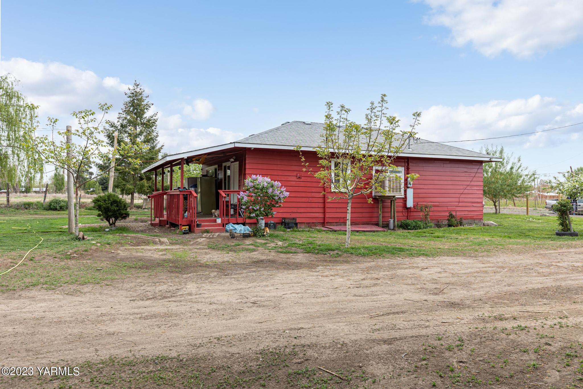 131 Ogle Road Grandview, WA 98930 - Photo 28 of 41 a front view of a house with a yard and garage