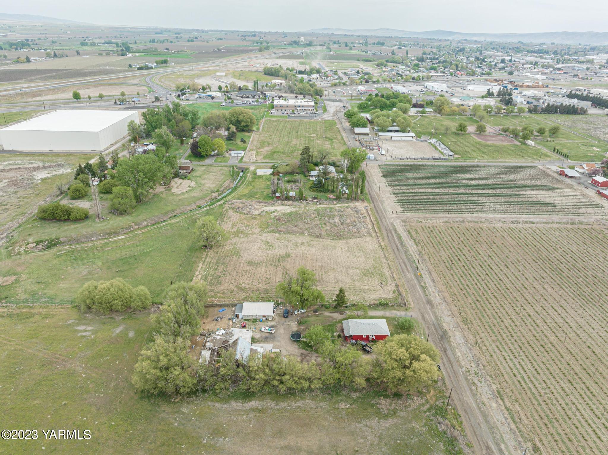131 Ogle Road Grandview, WA 98930 - Photo 35 of 41 an aerial view of residential houses with outdoor space