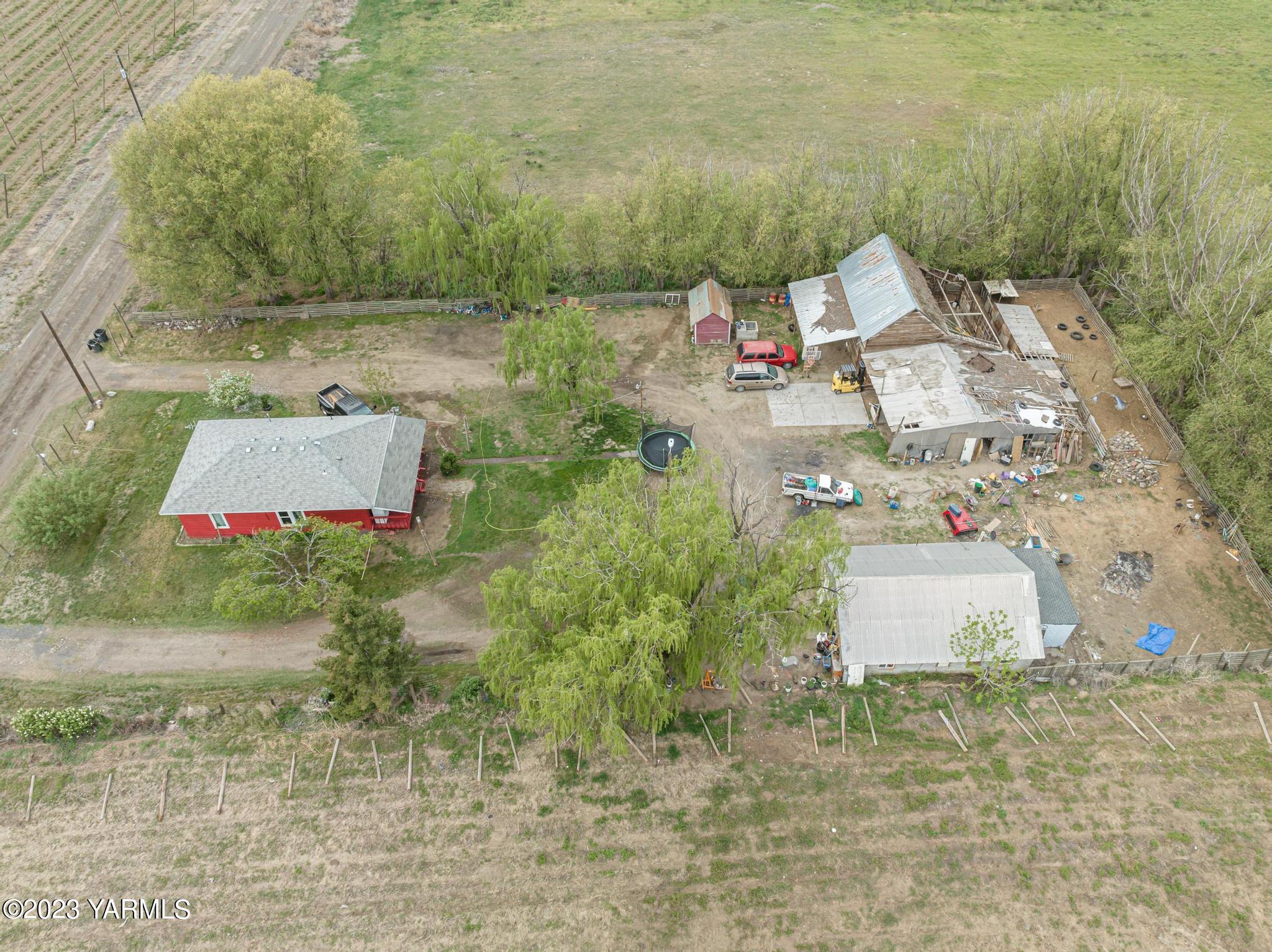 131 Ogle Road Grandview, WA 98930 - Photo 39 of 41 a aerial view of a house with a yard