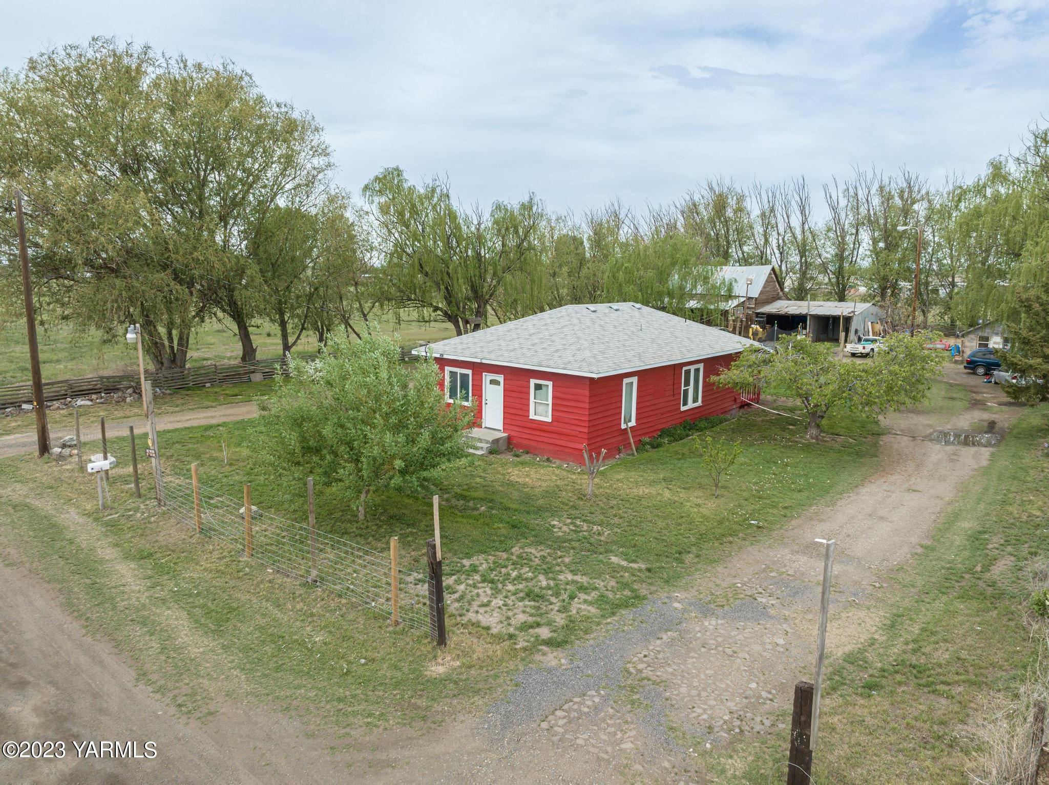 131 Ogle Road Grandview, WA 98930 - Photo 40 of 41 a view of a yard with large trees