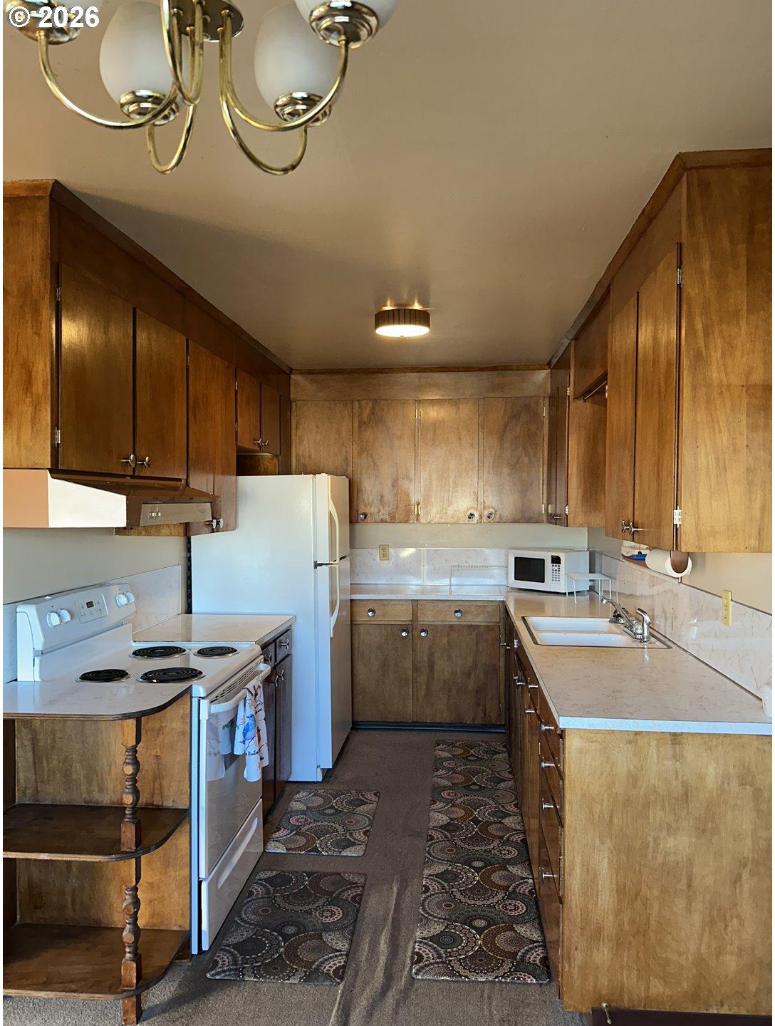 610 Southeast Isaac Avenue Pendleton, OR 97801 - Photo 14 of 27 Kitchen