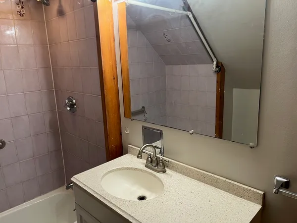 $1,895 | 24 Pleasant Street, Unit 3, Wakefield, MA 01880