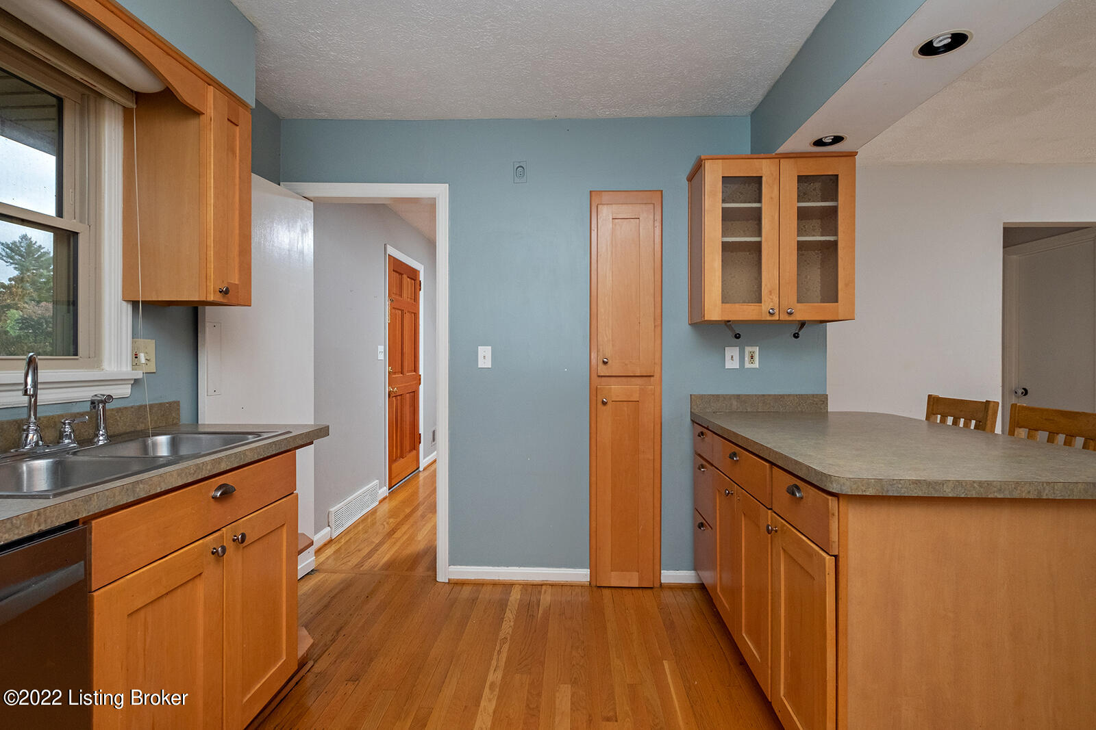 4512 Fox Run Road Louisville, KY 40207 - Photo 12 of 66 0015