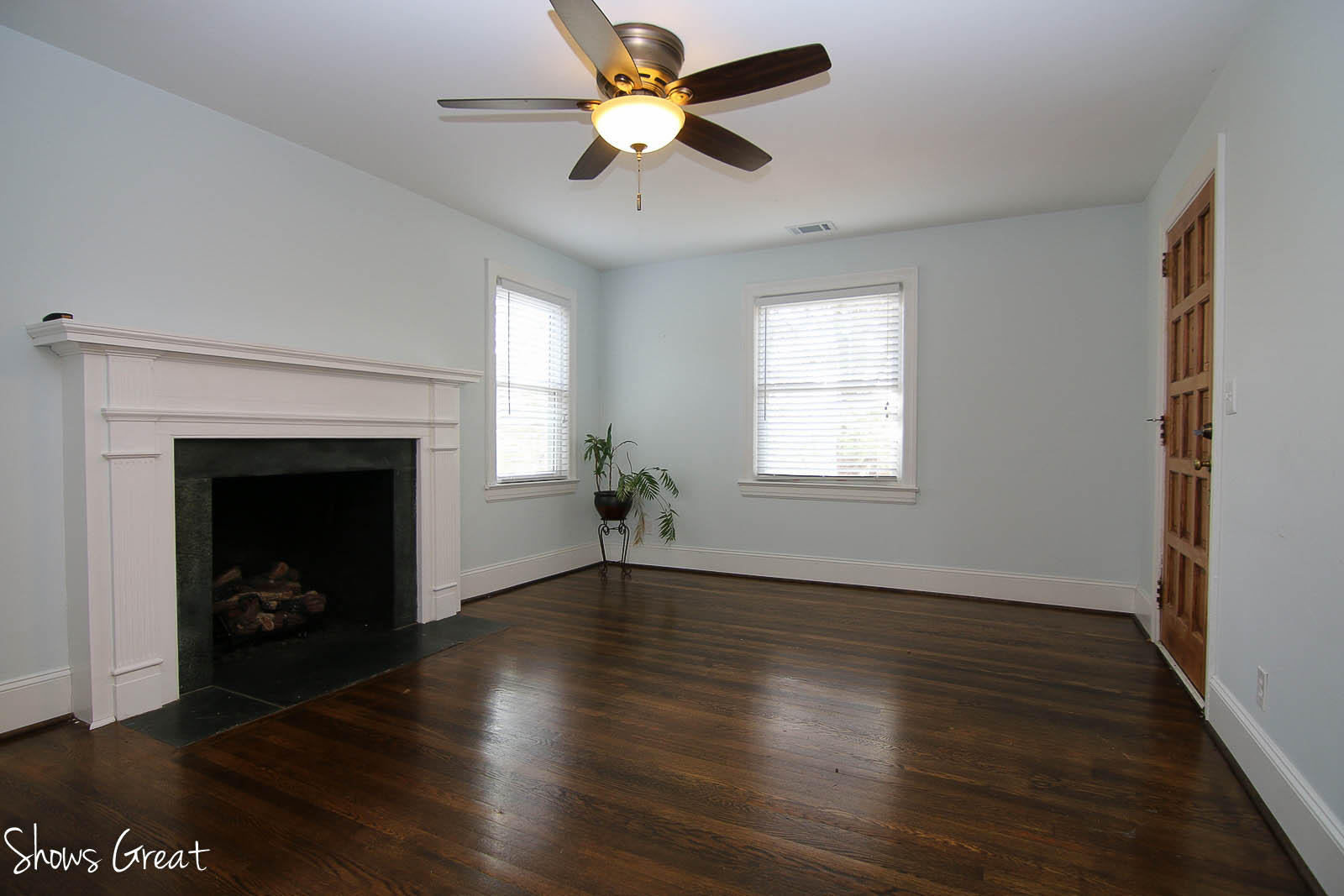 5553 Roselawn Road Roanoke, VA 24018 - Photo 5 of 40 Living Room
