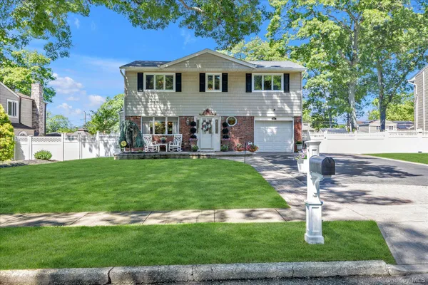 $950,000 | 22 Villa Lane, Smithtown, NY 11787
