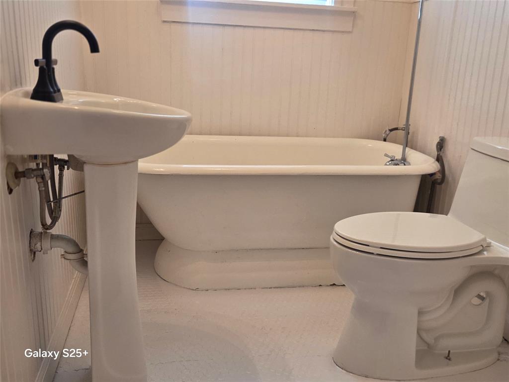2849 West 12th Street Dallas, TX 75211 - Photo 12 of 14 a bathroom with a toilet and a sink
