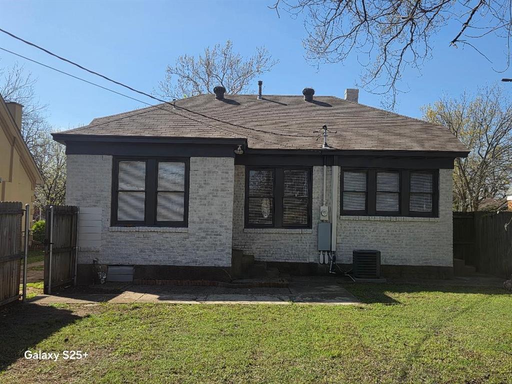 2849 West 12th Street Dallas, TX 75211 - Photo 13 of 14 a house view with a garden space