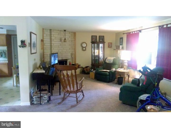 409 North Tulpehocken Road Reading, PA 19601 - Photo 5 of 19 Living Room