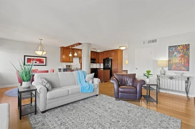 $239,000 | 803 West 48th Street, Unit 601, Kansas City, MO 64112