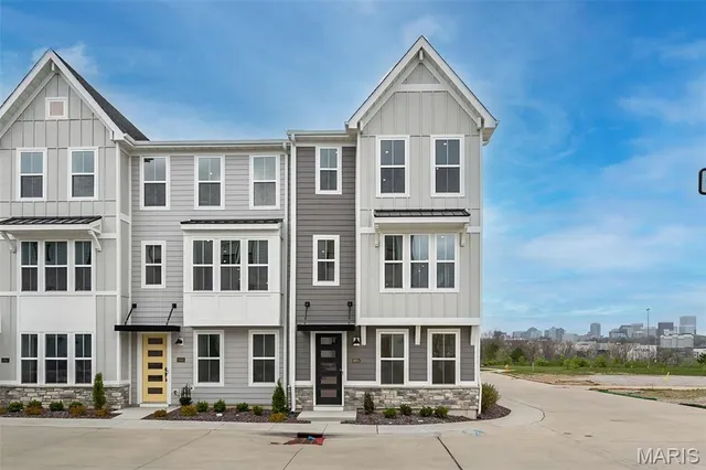 $577,900 | 8904 Gateway Circle, Unit 41808, Richmond Heights, MO 63144