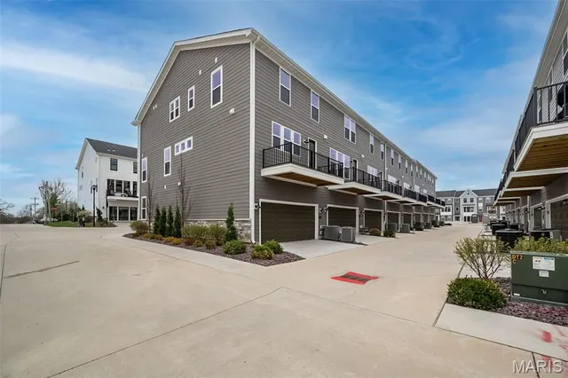 $577,900 | 8904 Gateway Circle, Unit 41808, Richmond Heights, MO 63144