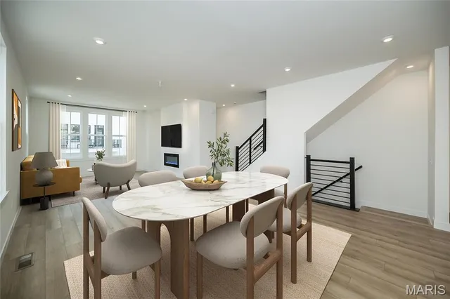 $577,900 | 8904 Gateway Circle, Unit 41808, Richmond Heights, MO 63144