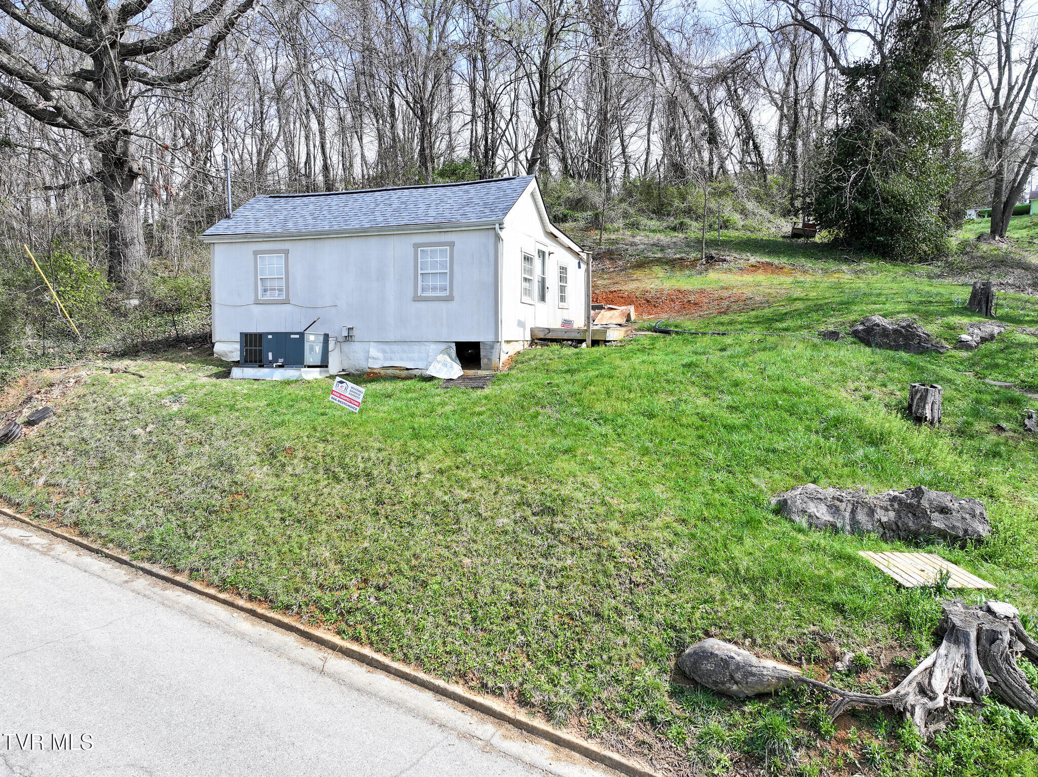 346 Locust Street Greeneville, TN 37745 - Photo 6 of 21 DJI_20260319135124_0350_D