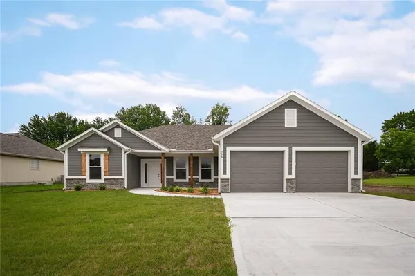 $299,900 | 207 Constitution Lane, East Lynne, MO 64743