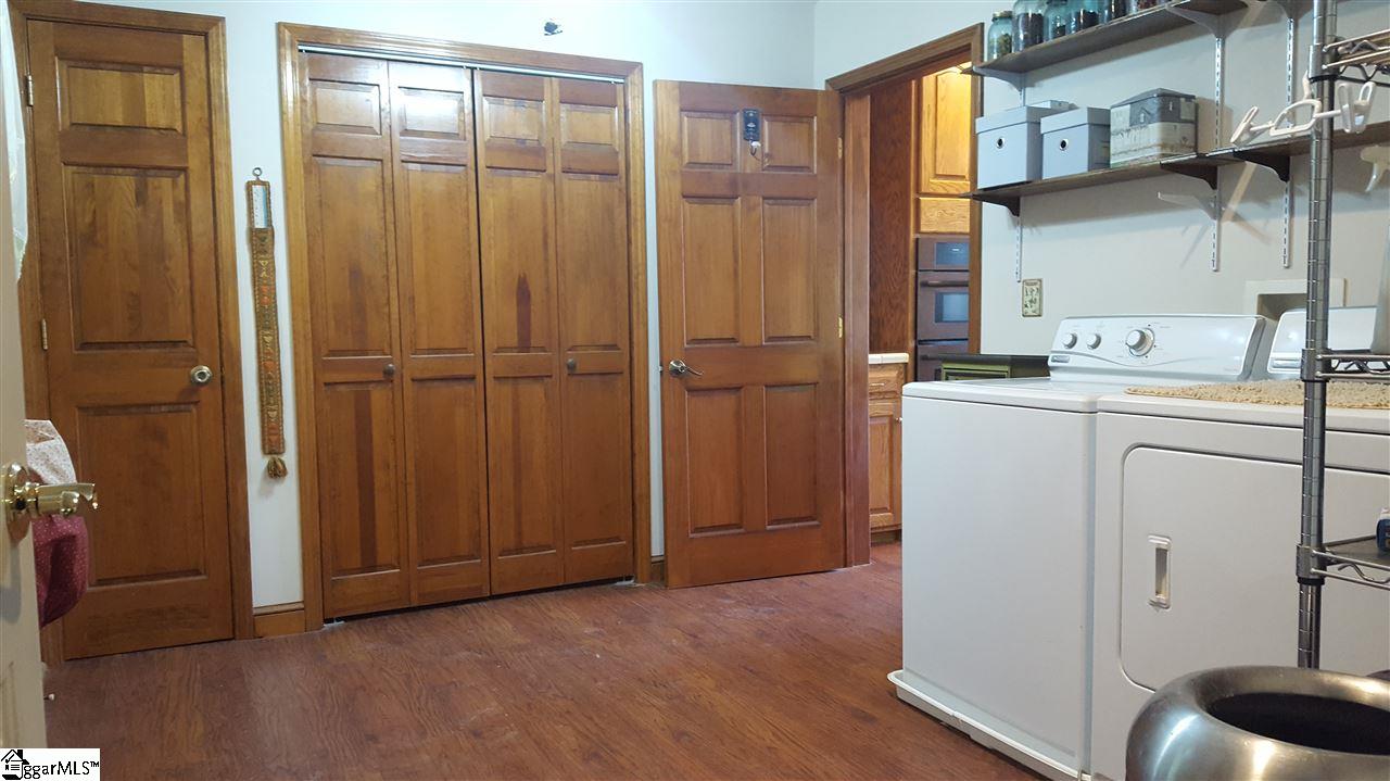 2875 Table Rock Road Pickens, SC 29671 - Photo 27 of 36 Large Laundry Room off the kitchen, and access to from one of the garages. (great mudroom)