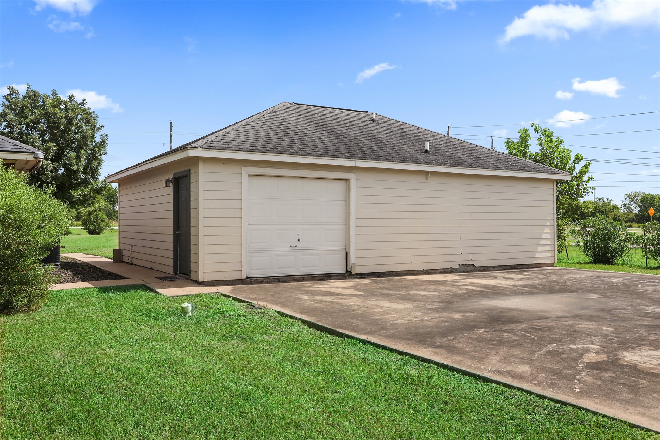 1333 Highway 36 Rosenberg, TX 77471 - Photo 31 of 40 a backyard of a house with lots of green space