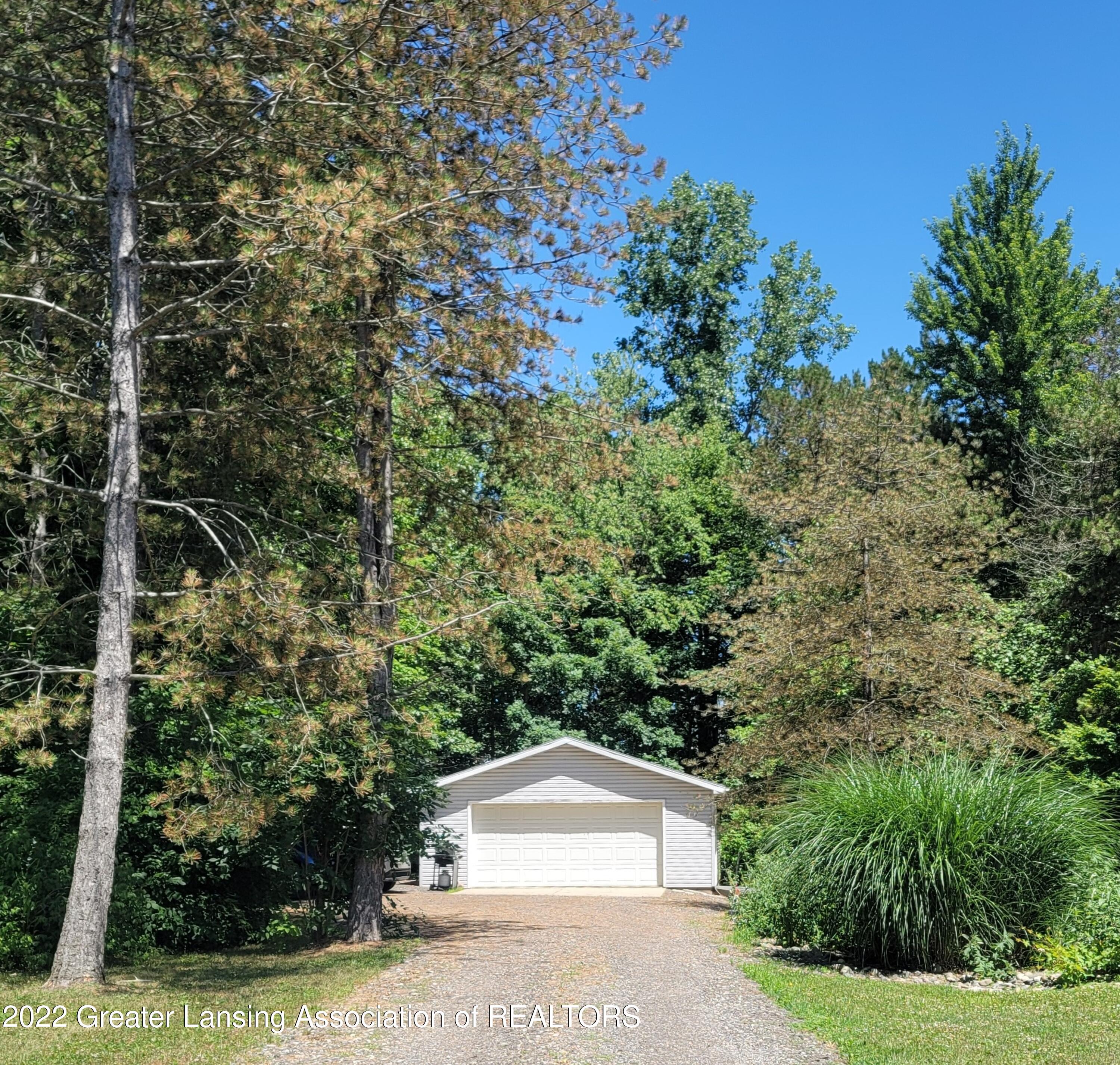 667 Lansing Road Morrice, MI 48857 - Photo 5 of 28 667 E Lansing Rd Garage