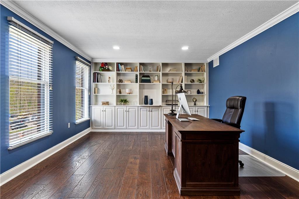 1581 Wilson Road Pittsburgh, PA 15236 - Photo 3 of 25 Gallery Image 3