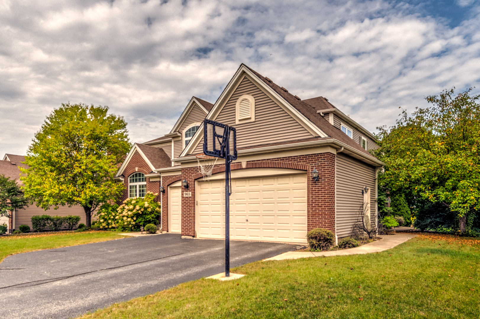 965 Carmen Road Sugar Grove, IL 60554 - Photo 2 of 32