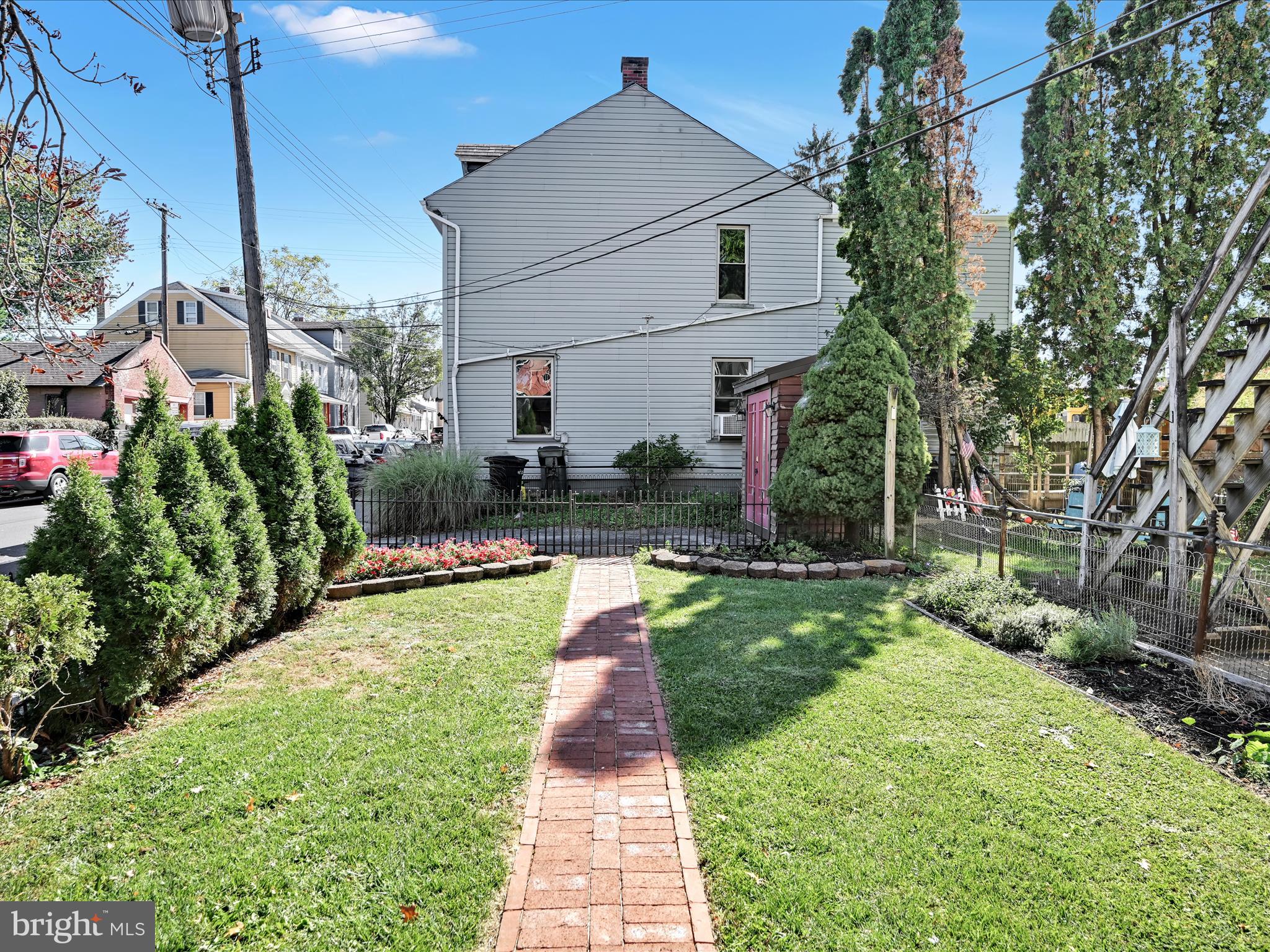 500 Chestnut Street Lebanon, PA 17042 - Photo 27 of 31 a front view of a house with garden