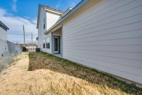 a view of back yard of the house