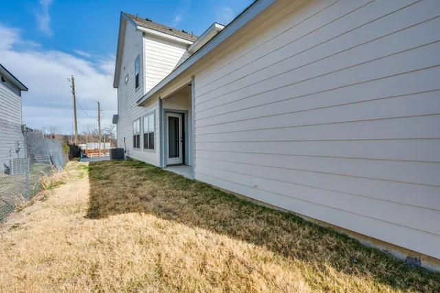 a view of back yard of the house