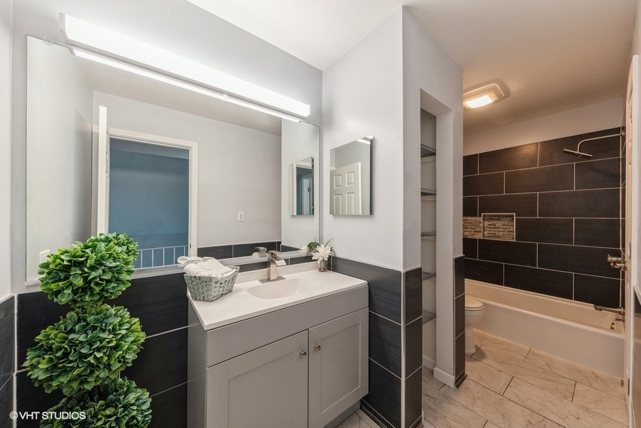 97 Hazelnut Drive Streamwood, IL 60107 - Photo 9 of 14 a bathroom with a bathtub sink and mirror