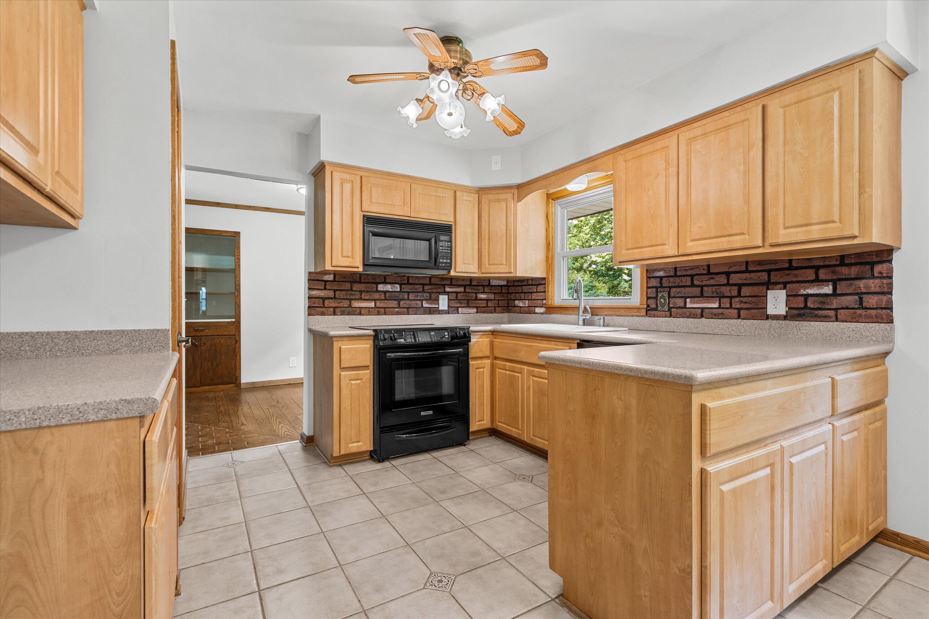 W136N8704 Esquire Road Menomonee Falls, WI 53051 - Photo 6 of 36 Kitchen