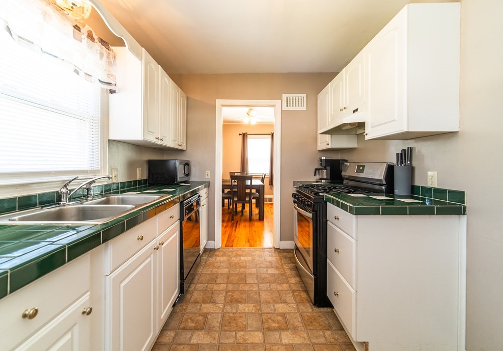 24 White Oak Road Springfield, MA 01128 - Photo 8 of 32