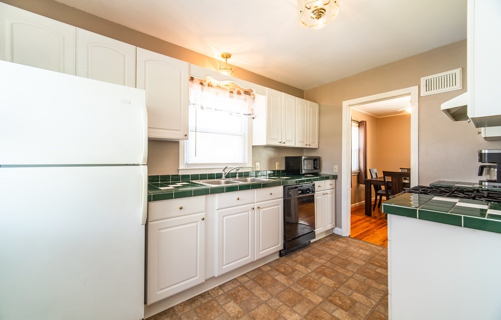 24 White Oak Road Springfield, MA 01128 - Photo 9 of 32