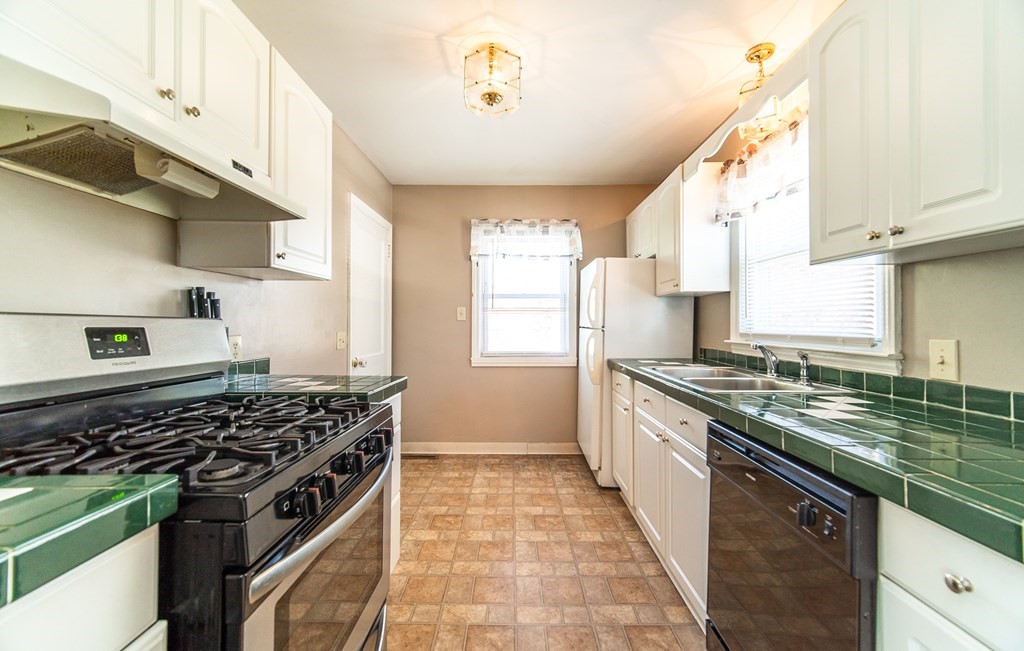 24 White Oak Road Springfield, MA 01128 - Photo 10 of 32