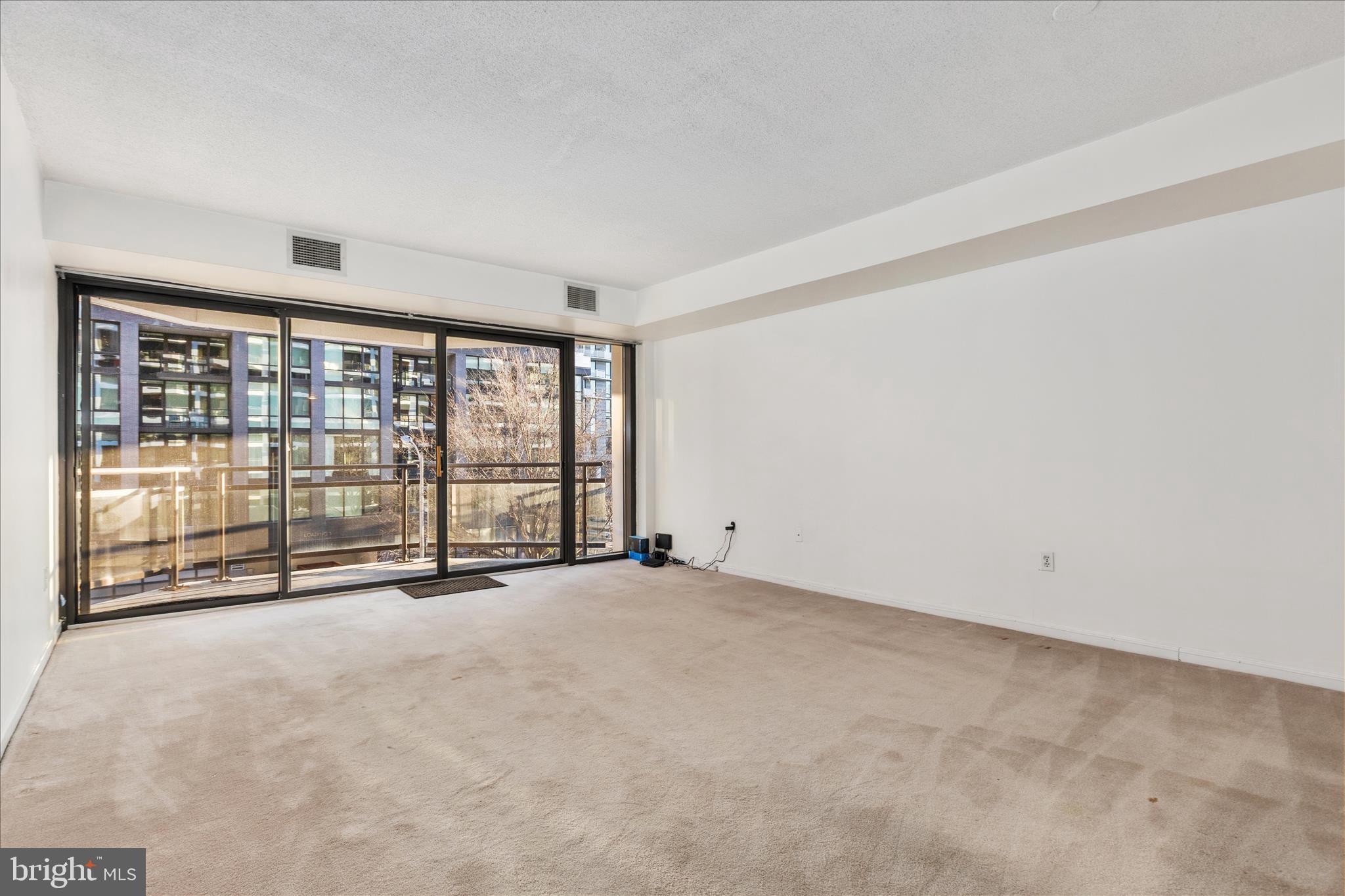 1530 Key Boulevard, Unit 401 Arlington, VA 22209 - Photo 11 of 32 Large Living Area