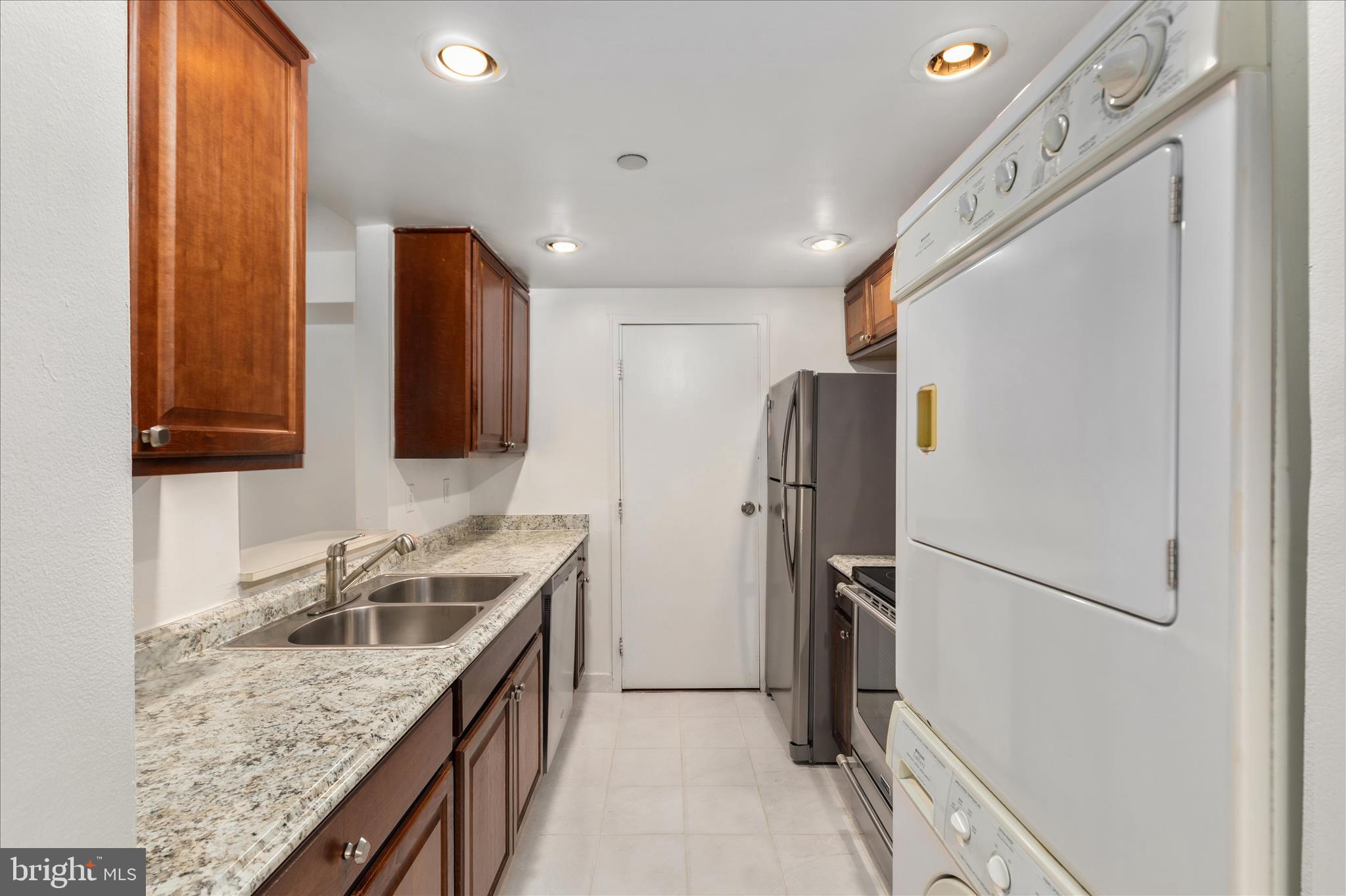 1530 Key Boulevard, Unit 401 Arlington, VA 22209 - Photo 5 of 32 Kitchen