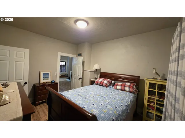 a black and white photo of a living room