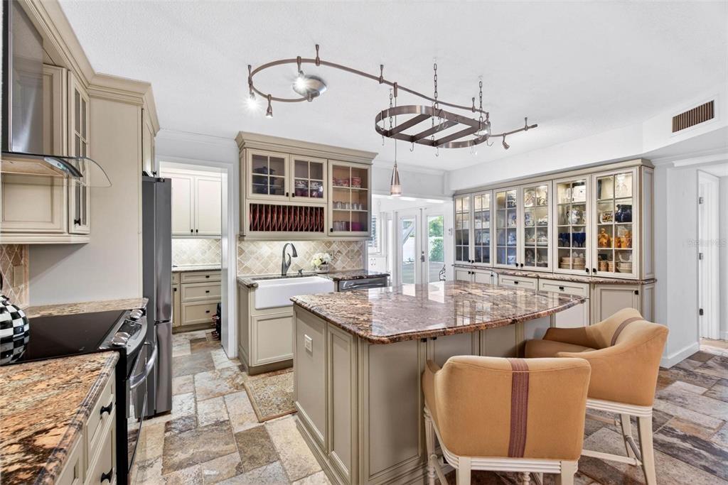 1065 Eden Isle Boulevard Northeast, Unit 2 St. Petersburg, FL 33704 - Photo 6 of 31