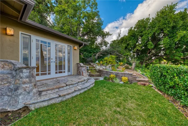 a view of yard with green space