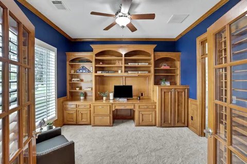 a view of a livingroom with furniture and a ceiling fan