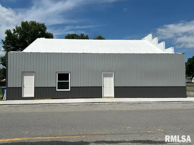 $215,000 | 102 West 3rd Street, Ina, IL 62846