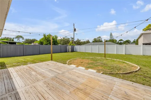 a view of a backyard