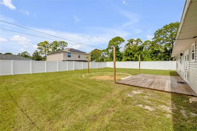a view of a backyard