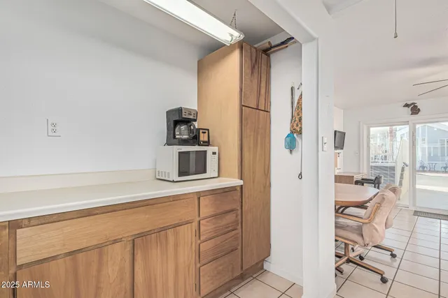 a view of livingroom with furniture
