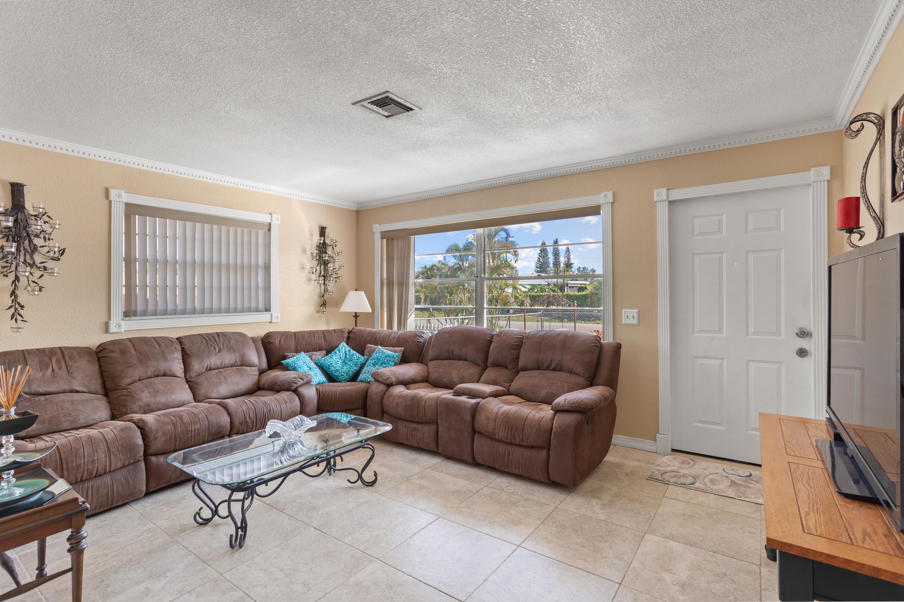 5655 Papaya Road West Palm Beach, FL 33413 - Photo 6 of 24 6 Large Living Room