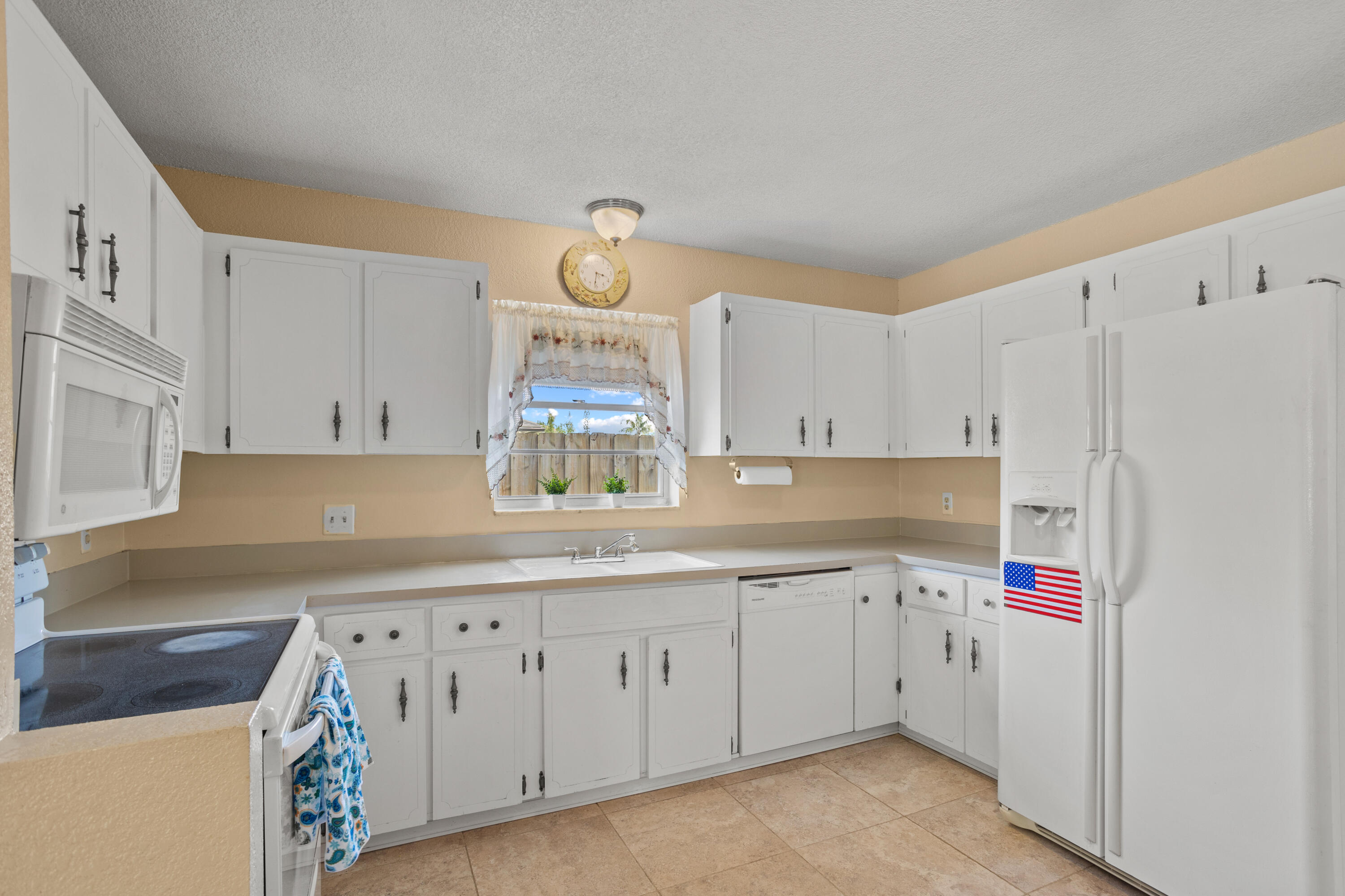 5655 Papaya Road West Palm Beach, FL 33413 - Photo 9 of 24 9 Large Kitchen