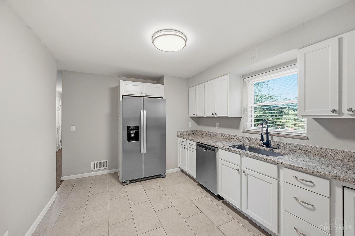 6718 Springdale Road Cincinnati, OH 45247 - Photo 9 of 34
