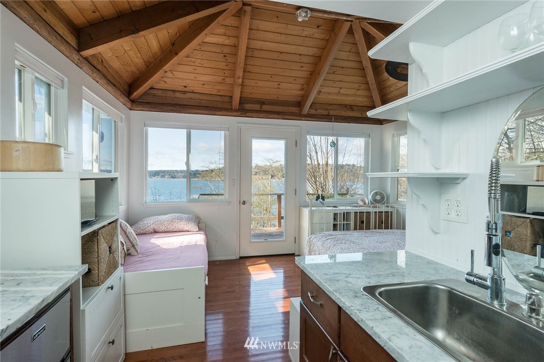19115 Sunset Road Southwest Vashon, WA 98070 - Photo 4 of 19 Gallery Image 4