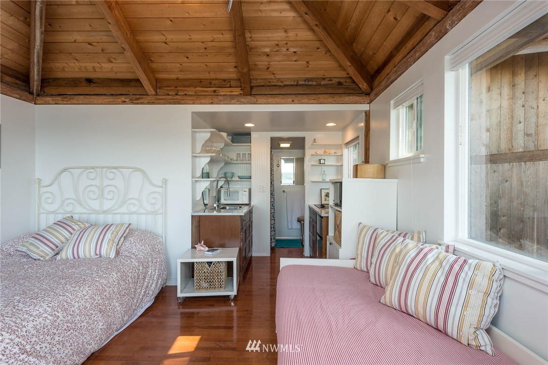 19115 Sunset Road Southwest Vashon, WA 98070 - Photo 6 of 19 Gallery Image 6