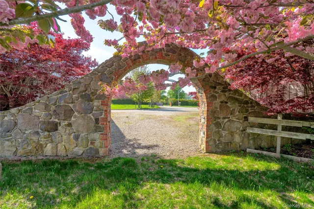 a view of entryway with a backyard