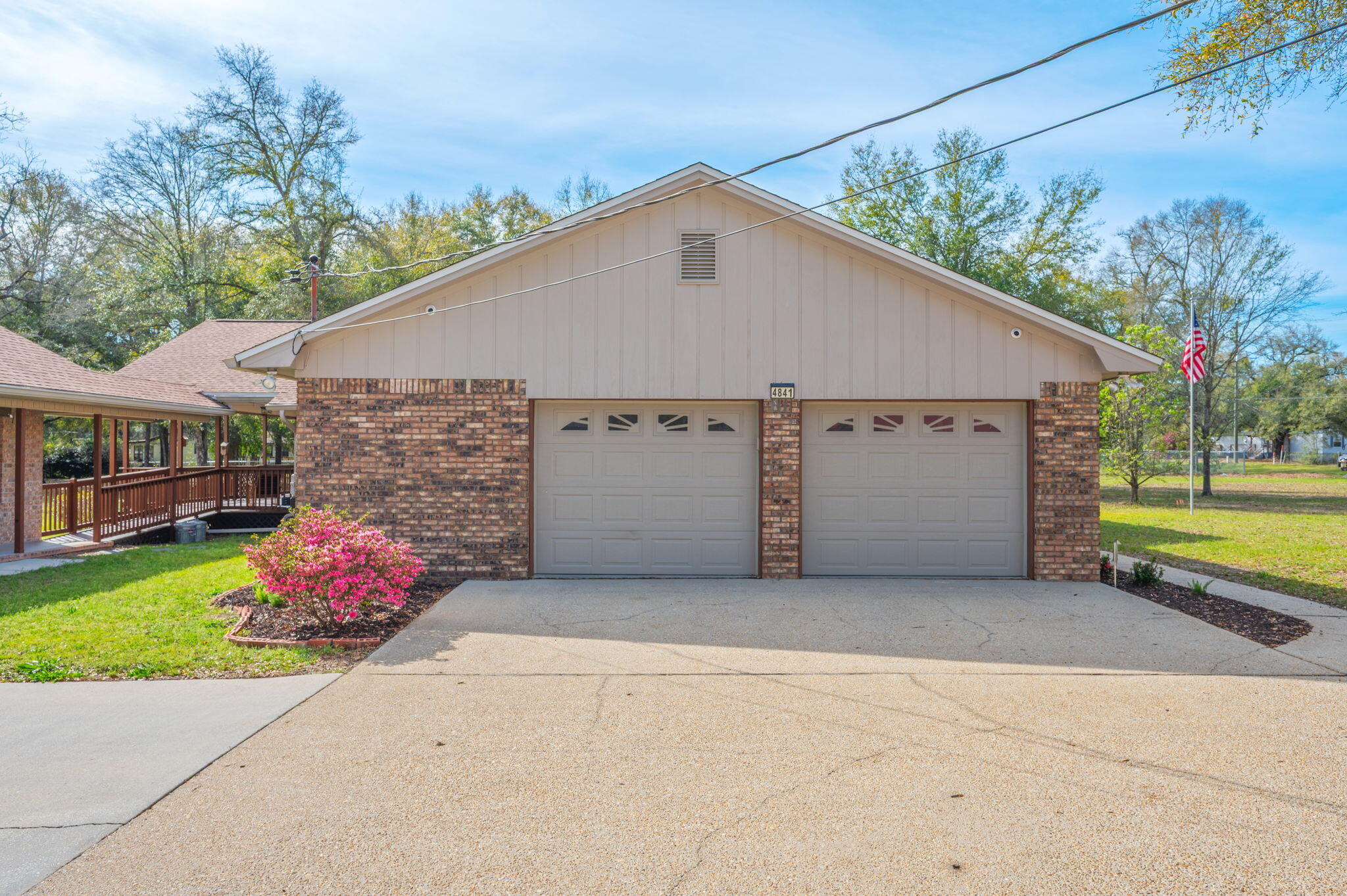 4841 Antioch Road Crestview, FL 32536 - Photo 68 of 70 a front view of a house with garden