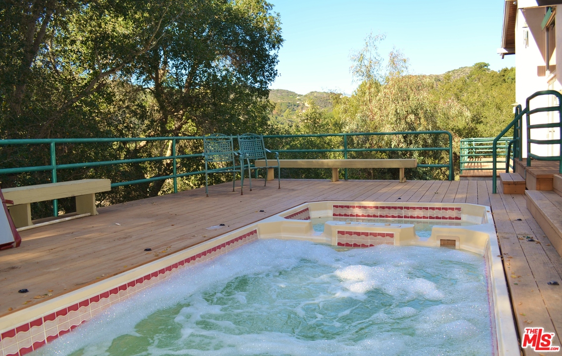 229 Muerdago Road Topanga, CA 90290 - Photo 3 of 35