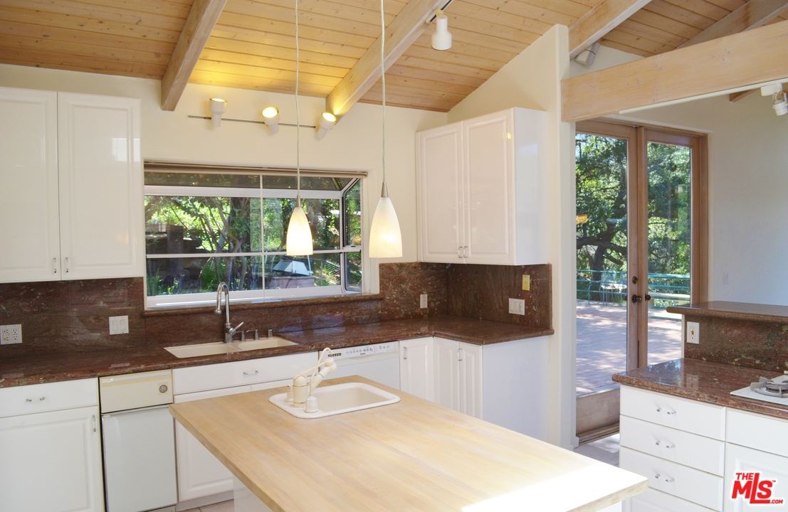 229 Muerdago Road Topanga, CA 90290 - Photo 7 of 35